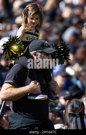 Boulder, CO, USA. Oktober 2021. Ein junger CU-Fan jubelt mit ihrem Vater über das Heimteam beim Fußballspiel zwischen Colorado und Arizona im Folsom Field in Boulder, CO. Colorado gewann 34:0. Derek Regensburger/CSM/Alamy Live News Stockfoto