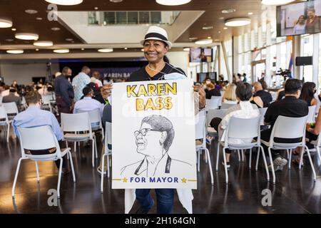 Los Angeles, USA. Oktober 2021. Karen Bass hielt eine Kick-off-Veranstaltung in Los Angeles Trade Tech für Bürgermeister von Los Angeles laufen. Bass ist derzeit ein US-Repräsentant des 37. Bezirks in Kalifornien. Sie hofft auch, die erste weibliche Bürgermeisterin von Los Angeles zu werden. 10/16/2011 Los Angeles, CA USA (Foto: Ted Soqui/Sipa USA) Quelle: SIPA USA/Alamy Live News Stockfoto