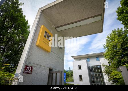 BLED, SLOWENIEN - 12. JUNI 2021: IEDC-Logo vor dem Hauptgebäude. IEDC, oder International Executive Development Center, ist das Bled Business sc Stockfoto