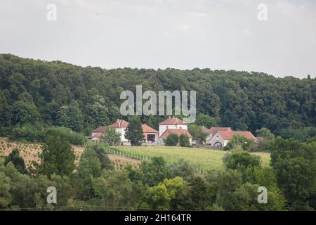 Selektive Verschwommenheit auf einem typischen seosko domacinstvo, einem serbischen Bauernhof aus verschiedenen Häusern, Gebäuden und Scheunen, umgeben von Feldern. Serbien ist ein Stockfoto