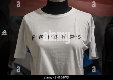 BELGRAD, SERBIEN - 1. JUNI 2021: Selektiver Blur auf einem T-Shirt mit dem Logo der Friends Sitcom Serie zum Verkauf in Belgrad. Friends ist eine kultige TV-Show Stockfoto
