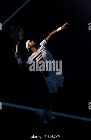 16. Oktober 2021 der georgische Nikoloz Basilashvili steht Taylor Fritz im Halbfinale der BNP Paribas Open 2021 im Indian Wells Tennis Garden in Indian Wells, Kalifornien, zur Verfügung. Obligatorischer Bildnachweis: Charles Baus/CSM Stockfoto