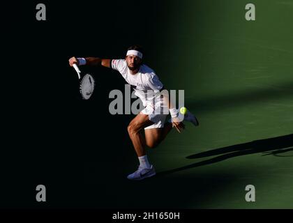 16. Oktober 2021 der Georgier Nikoloz Basilashvili gibt Taylor Fritz im Halbfinale der BNP Paribas Open 2021 im Indian Wells Tennis Garden in Indian Wells, Kalifornien, einen Schuss zurück. Obligatorischer Bildnachweis: Charles Baus/CSM Stockfoto