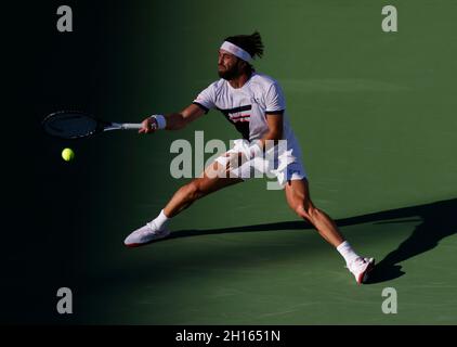 16. Oktober 2021 der Georgier Nikoloz Basilashvili gibt Taylor Fritz im Halbfinale der BNP Paribas Open 2021 im Indian Wells Tennis Garden in Indian Wells, Kalifornien, einen Schuss zurück. Obligatorischer Bildnachweis: Charles Baus/CSM Stockfoto