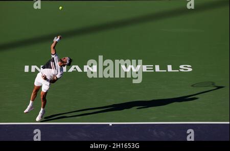 16. Oktober 2021 der georgische Nikoloz Basilashvili steht Taylor Fritz im Halbfinale der BNP Paribas Open 2021 im Indian Wells Tennis Garden in Indian Wells, Kalifornien, zur Verfügung. Obligatorischer Bildnachweis: Charles Baus/CSM Stockfoto