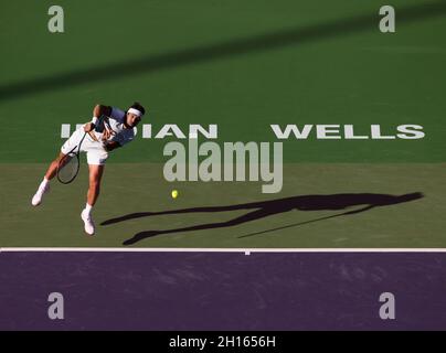 16. Oktober 2021 der georgische Nikoloz Basilashvili steht Taylor Fritz im Halbfinale der BNP Paribas Open 2021 im Indian Wells Tennis Garden in Indian Wells, Kalifornien, zur Verfügung. Obligatorischer Bildnachweis: Charles Baus/CSM Stockfoto