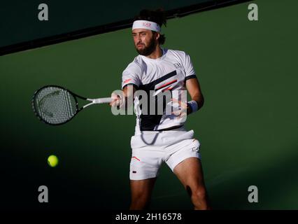 16. Oktober 2021 der Georgier Nikoloz Basilashvili gibt Taylor Fritz im Halbfinale der BNP Paribas Open 2021 im Indian Wells Tennis Garden in Indian Wells, Kalifornien, einen Schuss zurück. Obligatorischer Bildnachweis: Charles Baus/CSM Stockfoto