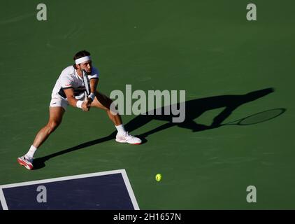 16. Oktober 2021 der Georgier Nikoloz Basilashvili gibt Taylor Fritz im Halbfinale der BNP Paribas Open 2021 im Indian Wells Tennis Garden in Indian Wells, Kalifornien, einen Schuss zurück. Obligatorischer Bildnachweis: Charles Baus/CSM Stockfoto