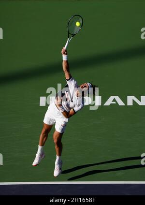 16. Oktober 2021 der georgische Nikoloz Basilashvili steht Taylor Fritz im Halbfinale der BNP Paribas Open 2021 im Indian Wells Tennis Garden in Indian Wells, Kalifornien, zur Verfügung. Obligatorischer Bildnachweis: Charles Baus/CSM Stockfoto