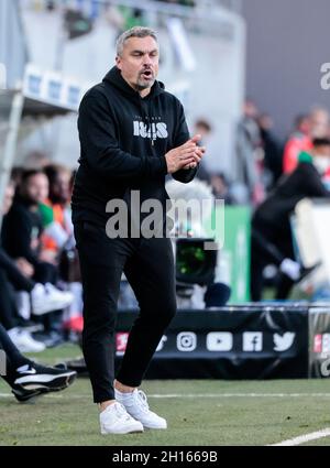 Fürth, Deutschland. Oktober 2021. Cheftrainer Thomas Reis aus Bochum reagiert am 16. Oktober 2021 bei einem Bundesliga-Spiel zwischen der SpVgg Greuther Fürth und dem VfL Bochum in Fürth. Quelle: Philippe Ruiz/Xinhua/Alamy Live News Stockfoto