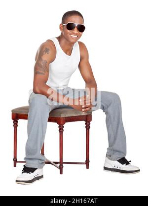 ein afroamerikanischer junger Mann mit Sonnenbrille Stockfoto