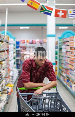 Teenager mit einem T-Shirt-Porträt, Einkaufen in einem Supermarkt Stockfoto