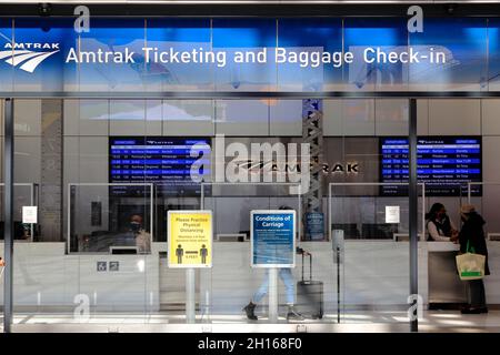 Amtrak-Ticketing- und Gepäckabfertigung-Schalter in der Moynihan Train Hall am Penn Station.New York City.USA Stockfoto