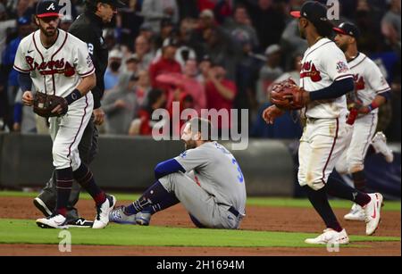 Atlanta, Usa. Oktober 2021. Los Angeles Dodgers Chris Taylor sitzt auf dem Dreck zwischen dem zweiten und dritten, nachdem er in einem Rundown gefangen, um die Dodgers Hälfte des neunten Innings gegen die Atlanta Braves in Spiel eins der MLB NLCS im Truist Park am Samstag, 16. Oktober 2021 in Atlanta, Georgia zu beenden. Atlanta besiegt Los Angeles 3-2 auf der Walk-off-Single von Braves Austin Riley und führt die Serie 1:0 an. Foto von David Tulis/UPI Credit: UPI/Alamy Live News Stockfoto