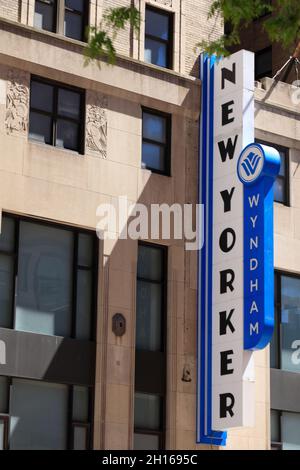 Das Schild des New Yorker Hotels an der 8th Avenue zwischen 34th und 35th Street. Manhattan.New York City.USA Stockfoto