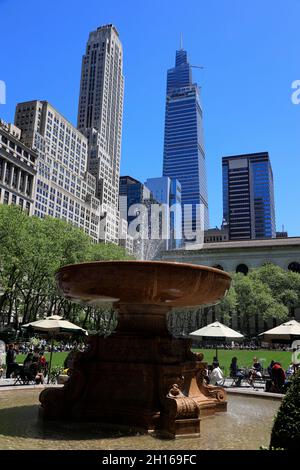 Josephine Shaw Lowell Memorial Fountain im Bryant Park mit Wolkenkratzer in Midtown Manhattan im Hintergrund.New York City.USA Stockfoto