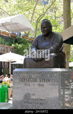 Die Bronzestatue der amerikanischen Schriftstellerin Gertrude Stein im Bryant Park. Midtown Manhattan, New York City, USA Stockfoto