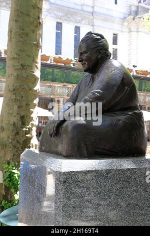 Die Bronzestatue der amerikanischen Schriftstellerin Gertrude Stein im Bryant Park. Midtown Manhattan, New York City, USA Stockfoto