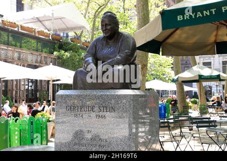 Die Bronzestatue der amerikanischen Schriftstellerin Gertrude Stein im Bryant Park. Midtown Manhattan, New York City, USA Stockfoto