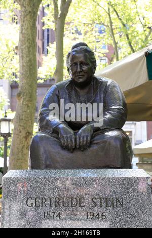 Die Bronzestatue der amerikanischen Schriftstellerin Gertrude Stein im Bryant Park. Midtown Manhattan, New York City, USA Stockfoto