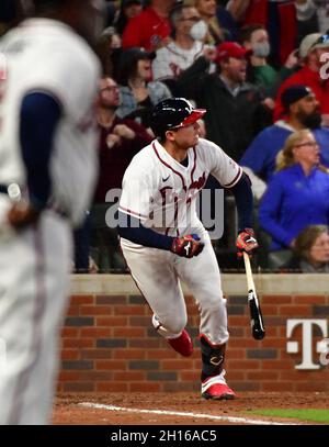 Atlanta, Usa. Oktober 2021. Atlanta Braves dritter Baseman Austin Riley (27) trifft eine RBI-Single, die Teamkollege Ozzie Albies für einen 3-2-Sieg über die Los Angeles Dodgers während des neunten Innings von Spiel eins des MLB NLCS im Truist Park am Samstag, 16. Oktober 2021, in Atlanta, Georgia, punktet. Foto von David Tulis/UPI Credit: UPI/Alamy Live News Stockfoto