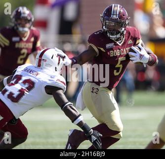 16. Oktober 2021: Texas State Bobcats laufen zurück Brock Sturges (5) trägt den Ball während eines NCAA-Fußballspiels zwischen Texas State und Troy am 16. Oktober 2021 in San Marcos, Texas. (Bild: © Scott Coleman/ZUMA Press Wire) Stockfoto