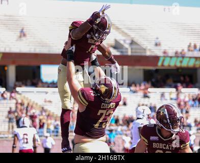 16. Oktober 2021: Dalton Cooper (73), Offensivlineman von Texas State Bobcats, feiert mit dem Rücklauf von Brock Sturges (5) nach einem Touchdown-Carry während eines NCAA-Fußballspiels zwischen Texas State und Troy am 16. Oktober 2021 in San Marcos, Texas. (Bild: © Scott Coleman/ZUMA Press Wire) Stockfoto