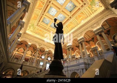 Kongressbibliothek, Bronzestatue in großer Halle Stockfoto