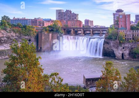 Blick auf den Hochfall von der Brücke Pont De Rennes im Herbst. Rochester. New York. USA Stockfoto