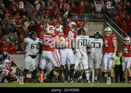 Madison, WI, USA. Oktober 2021. Wisconsin Dachs Nasentackle Keeanu Benton (95) erholt sich während des NCAA Football Spiels zwischen den Army Black Knights und den Wisconsin Dachsen im Camp Randall Stadium in Madison, WI, ein Fumble. Darren Lee/CSM/Alamy Live News Stockfoto