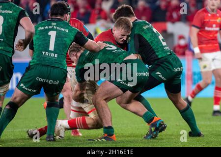 Limerick, Irland. Oktober 2021. Rory SCANNELL aus Münster wurde von Finlay BEALHAM aus Connacht und Dave HEFFERNAN aus Connacht während des Spiels der United Rugby Championship Round 4 zwischen Munster Rugby und Connacht Rugby am 16. Oktober 2021 im Thomond Park in Limerick, Irland, angegangen (Foto: Andrew SURMA/ Quelle: SIPA USA/Alamy Live News Stockfoto