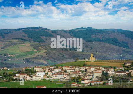 Landschaft und Dorf von Saint Laurent d Oingt an einem sonnigen Tag Stockfoto