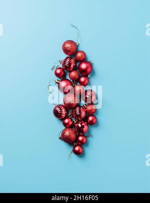 Weihnachtsdekorationen rote Neujahrskugeln auf blauem Hintergrund. Platz zum Kopieren der Weihnachtskarte Stockfoto