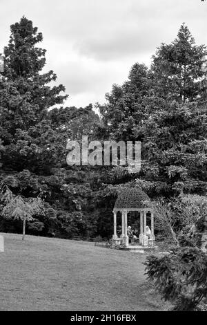 Schwarz-Weiß-Bild von zwei Frauen in einem Pavillon in der Nähe des italienischen Gartens des Maymont Estate. Stockfoto