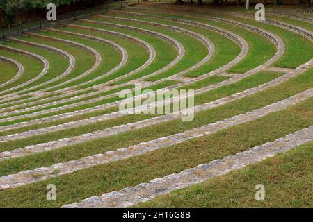 Geschwungene Sitze des Dogwood Dell Ampitheater mit 2400 Sitzplätzen in Richmond, Byrd Park von VA. Stockfoto