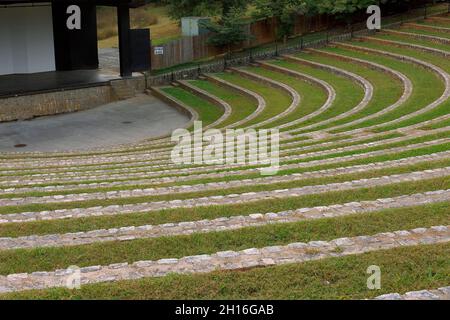 Geschwungene Sitze des Dogwood Dell Ampitheater mit 2400 Sitzplätzen in Richmond, Byrd Park von VA. Stockfoto