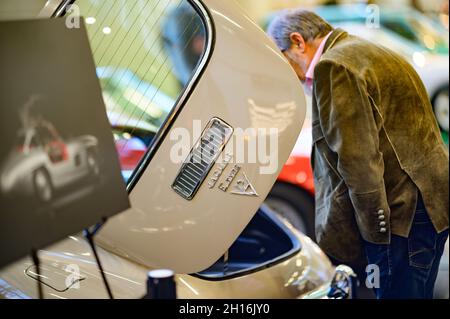 salzburg, österreich, 15. oktober 2021, Classic expo, Ausstellung für Oldtimer, jaguar E-TYPE Coupé v12, Hintertür Stockfoto