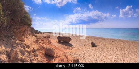 Die schönsten Strände Italiens: Der Dünenpark Campomarino in Apulien, Italien.das Schutzgebiet erstreckt sich entlang der gesamten Küste der Stadt Maruggio. Stockfoto