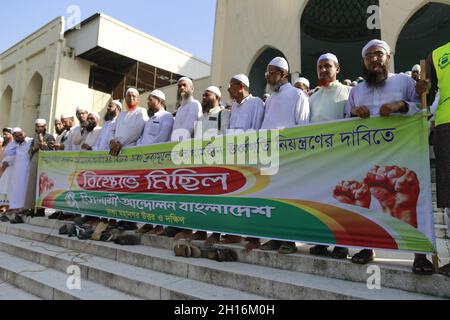 Mitglieder der islamistischen Partei Islami Andolan Bangladesh protestieren am 16. Oktober 2021 in Dhaka, Bangladesch, gegen die angebliche Schändung des Korans und die hohen Preise für lebenswichtige Produkte. Am Mittwoch entbrannte in Cumilla die kommunale Spannung und führte zu Angriffen auf Hindu-Tempel wegen der angeblichen Entehrung des Quran während der Durga-Puja-Feierlichkeiten. Nach dem Vorfall wurden Hindu-Tempel und Puja-Plätze in Teilen des Landes verwüstet. Foto von Suvra Kanti das/ABACAPRESS.COM Stockfoto