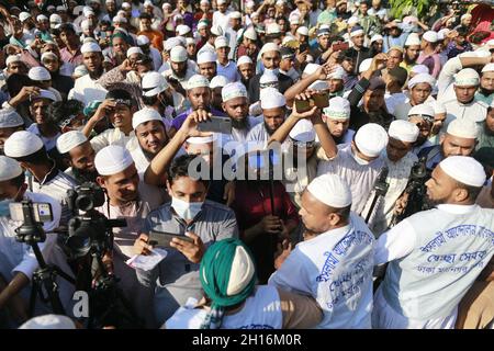 Mitglieder der islamistischen Partei Islami Andolan Bangladesh protestieren am 16. Oktober 2021 in Dhaka, Bangladesch, gegen die angebliche Schändung des Korans und die hohen Preise für lebenswichtige Produkte. Am Mittwoch entbrannte in Cumilla die kommunale Spannung und führte zu Angriffen auf Hindu-Tempel wegen der angeblichen Entehrung des Quran während der Durga-Puja-Feierlichkeiten. Nach dem Vorfall wurden Hindu-Tempel und Puja-Plätze in Teilen des Landes verwüstet. Foto von Suvra Kanti das/ABACAPRESS.COM Stockfoto