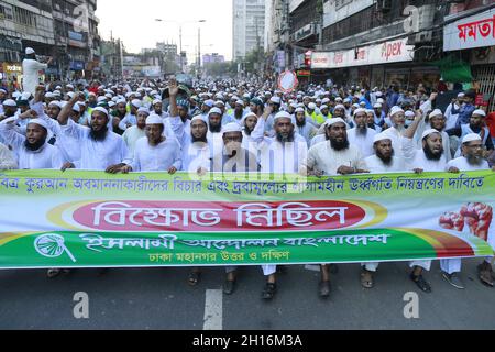 Mitglieder der islamistischen Partei Islami Andolan Bangladesh protestieren am 16. Oktober 2021 in Dhaka, Bangladesch, gegen die angebliche Schändung des Korans und die hohen Preise für lebenswichtige Produkte. Am Mittwoch entbrannte in Cumilla die kommunale Spannung und führte zu Angriffen auf Hindu-Tempel wegen der angeblichen Entehrung des Quran während der Durga-Puja-Feierlichkeiten. Nach dem Vorfall wurden Hindu-Tempel und Puja-Plätze in Teilen des Landes verwüstet. Foto von Suvra Kanti das/ABACAPRESS.COM Stockfoto