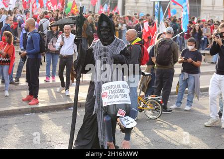 Rom Italien. 16. Oktober 2021. Ein Mann, der während der antifaschistischen Demonstration auf der Piazza San Giovanni als Tod getarnt wurde, läuft mit dem Gesicht des Diktators Benito Mussolini und den Worten „er starb, nicht Faschismus“ mit einer Marionette. Stockfoto