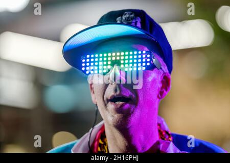 Orlando, Usa. Oktober 2021. Ian Cole trägt während des Immerse Festivals von Creative City Project eine LED-Brille, die die Innenstadt von Orlando zu einer großen interaktiven Kunstausstellung mit Performances, Musik, Fotogelegenheiten, Unterhaltung, Lichtinstallationen und Musik machte. Hunderte von Künstlern nahmen an der dreitägigen jährlichen Veranstaltung Teil, bei der Kreativität gefeiert wird. Kredit: SOPA Images Limited/Alamy Live Nachrichten Stockfoto