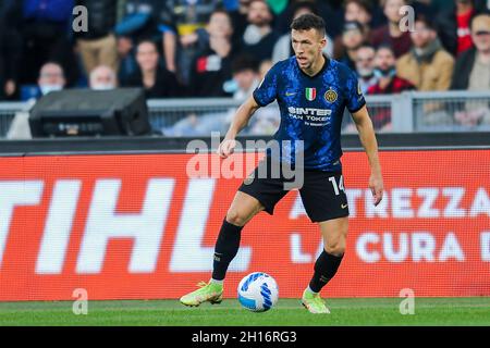 Der kroatische Mittelfeldspieler Ivan Perisic kontrolliert den Ball während des Fußballspiels der Serie A zwischen SS Lazio und Inter im Olimpico-Stadion Roma, Zentrum Italiens, am 16. Oktober 2021. InterÕs Stockfoto