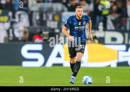 Der slowakische Verteidiger Milan Skriniar kontrolliert den Ball während des Fußballspiels der Serie A zwischen der SS Lazio und Inter im Olimpico-Stadion Roma in der Mitte Italiens am 16. Oktober 2021. InterÕs Stockfoto