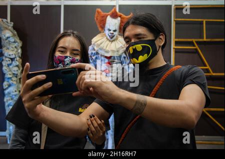 Am ersten Tag des SOFAS (Salon del Ocio y la Fantasia) 2021 machen die Menschen Fotos und Selfies mit den Skulpturen von Horrorfilmfiguren, einer Messe, die sich an das Geek-Publikum in Kolumbien richtet und Cosplay-, Gaming-, Superhelden- und Filmfans aus ganz Kolumbien in Bogota mischt, Kolumbien am 14. Oktober 2021. Stockfoto