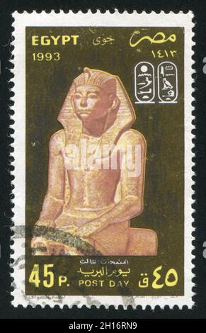 ÄGYPTEN - UM 1993: Briefmarke gedruckt von Ägypten, zeigt Statue des Pharao Amenemhet III., um 1993 Stockfoto