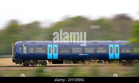 Aktenfoto vom 26/04/19 eines südöstlichen Zuges, der durch Ashford in Kent fährt. Die Regierung übernimmt am Sonntag die Eisenbahndienste im Streckennetz von Southeastern, nachdem der Franchisenehmer nicht mehr als £25 Millionen Steuergelder deklariert hat. Ausgabedatum: Sonntag, 17. Oktober 2021. Stockfoto