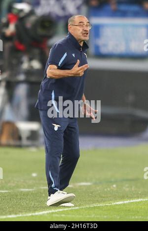 Der italienische Trainer von Latium, Maurizio Sarri, gesticuliert am 16. Oktober 2021 während des Fußballspiels der SS Lazio und Inter in der Serie A im Olimpico-Stadion Roma in Mittelitalien. Stockfoto