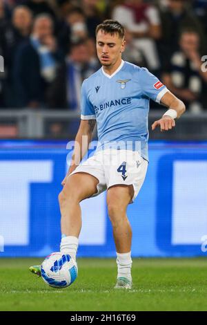 Der spanische Verteidiger von Latium, Patric, kontrolliert den Ball während des Fußballspiels der Serie A zwischen SS Lazio und Inter im Olimpico Stadium Roma, im Zentrum Italiens, am 16. Oktober 2021. Stockfoto